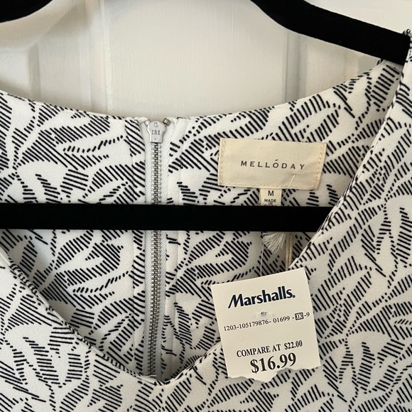 Melloday NWT Short Sleeve Blouse (Black/White floral pattern) Size M - Picture 2 of 5